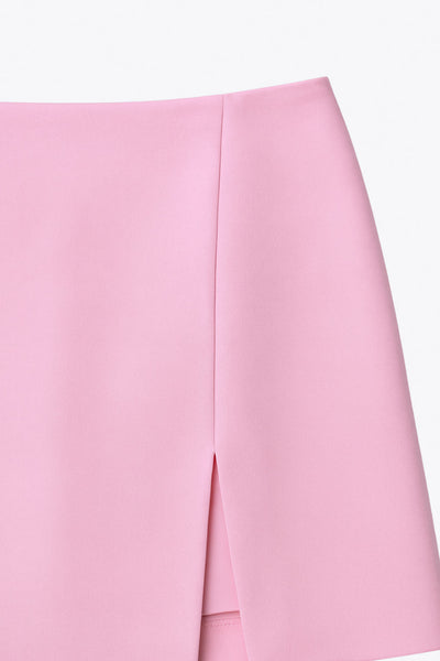 Falda short corto de cintura alta, corte en a, costura frontal con abertura en bajo y cierre posterior con cremallera oculta.