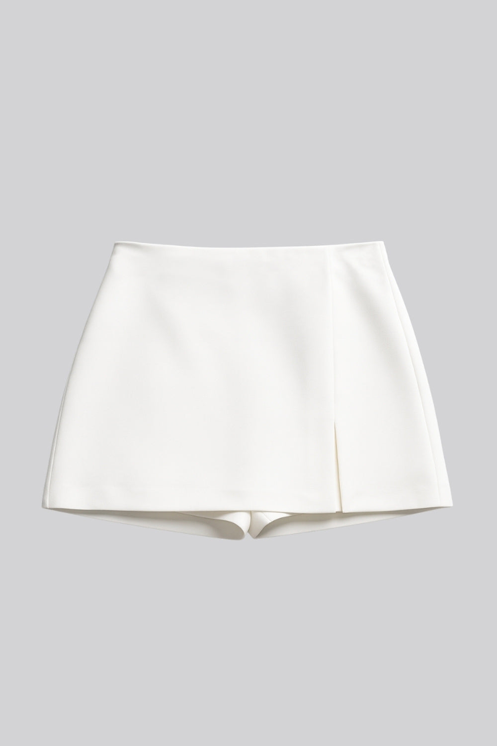 Falda short corto de cintura alta, corte en a, costura frontal con abertura en bajo y cierre posterior con cremallera oculta.