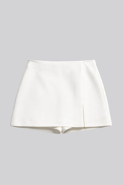 Falda short corto de cintura alta, corte en a, costura frontal con abertura en bajo y cierre posterior con cremallera oculta.