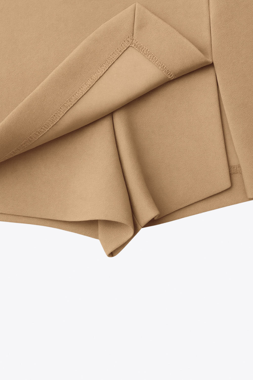 Falda short corto de cintura alta, corte en a, costura frontal con abertura en bajo y cierre posterior con cremallera oculta.