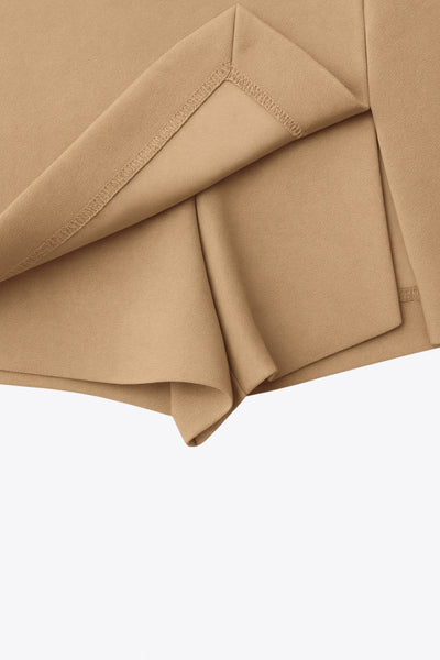 Falda short corto de cintura alta, corte en a, costura frontal con abertura en bajo y cierre posterior con cremallera oculta.