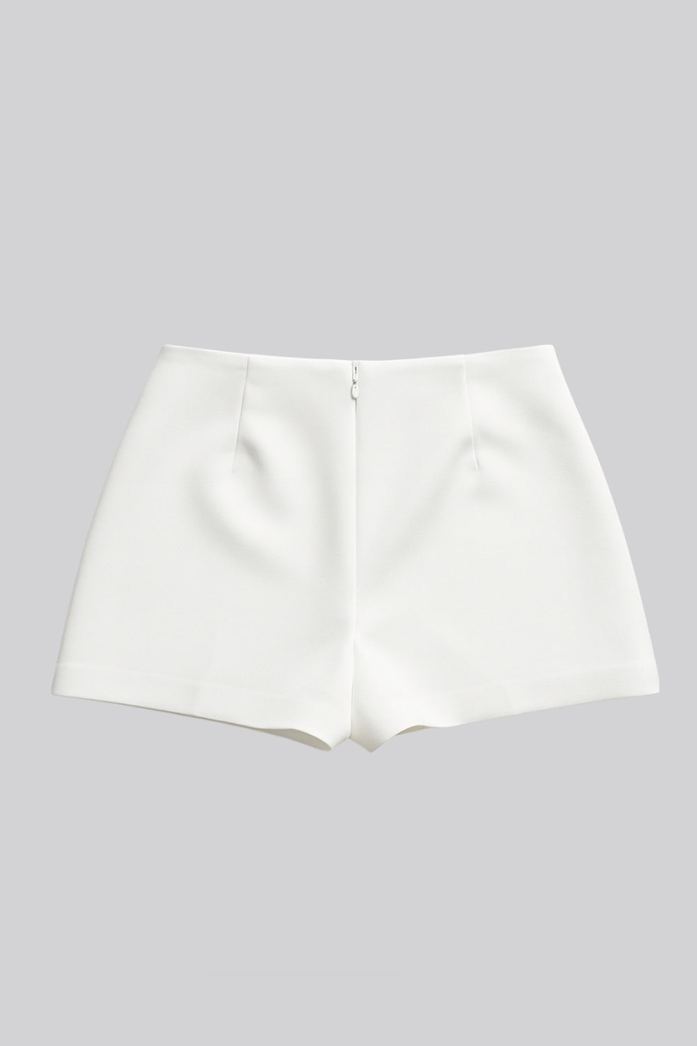 Falda short corto de cintura alta, corte en a, costura frontal con abertura en bajo y cierre posterior con cremallera oculta.