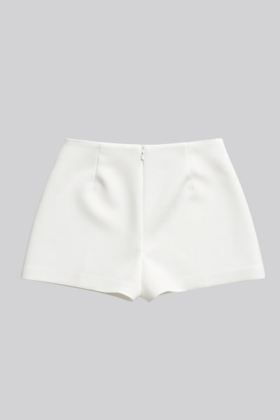 Falda short corto de cintura alta, corte en a, costura frontal con abertura en bajo y cierre posterior con cremallera oculta.