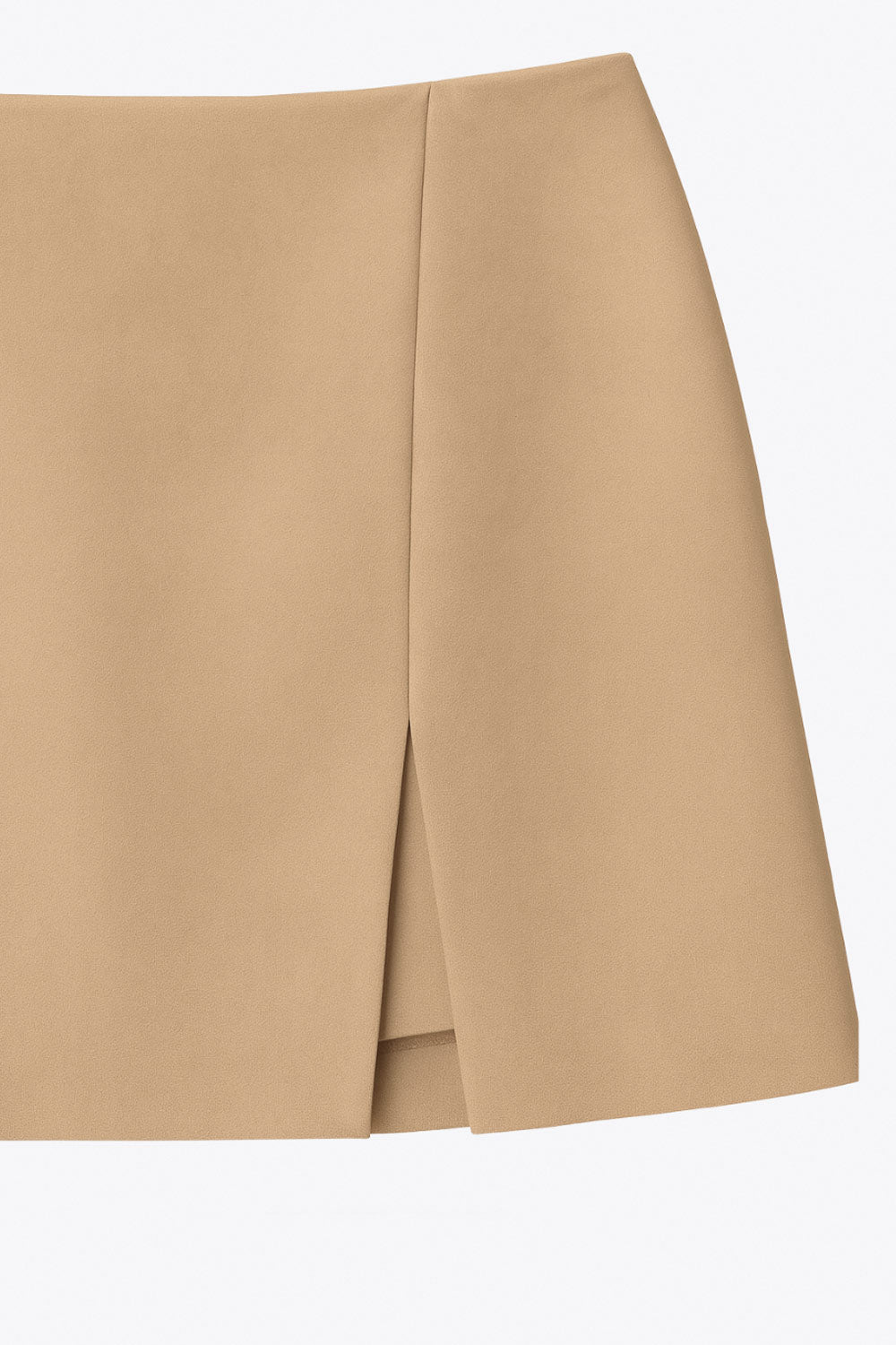 Falda short corto de cintura alta, corte en a, costura frontal con abertura en bajo y cierre posterior con cremallera oculta.