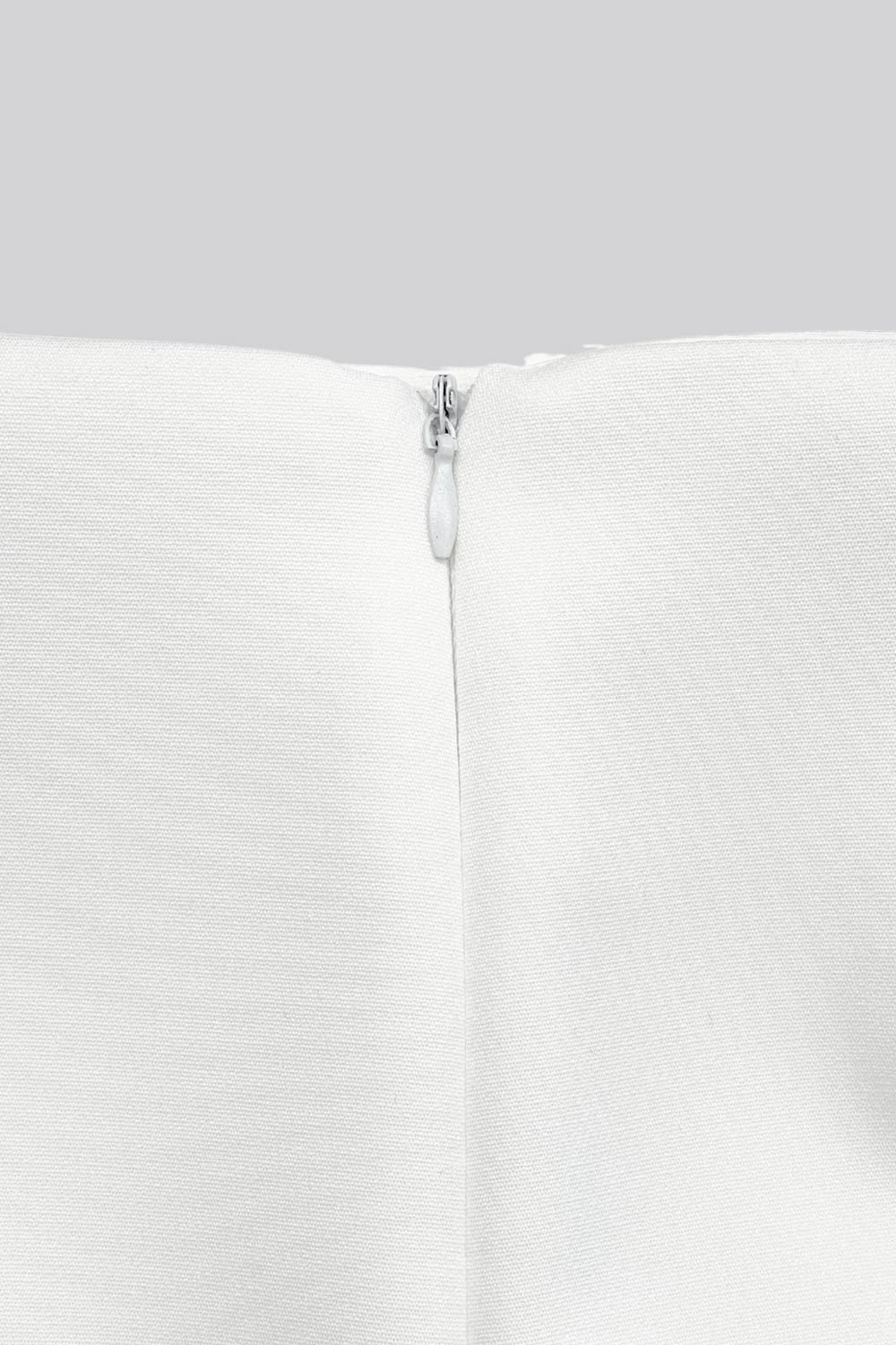 Falda short corto de cintura alta, corte en a, costura frontal con abertura en bajo y cierre posterior con cremallera oculta.