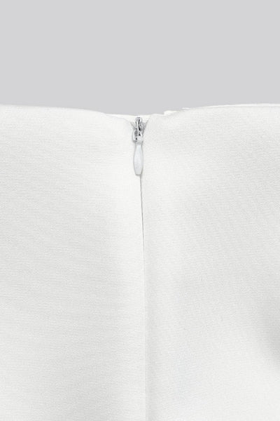 Falda short corto de cintura alta, corte en a, costura frontal con abertura en bajo y cierre posterior con cremallera oculta.