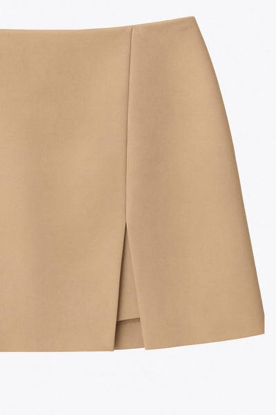 Falda short corto de cintura alta, corte en a, costura frontal con abertura en bajo y cierre posterior con cremallera oculta.