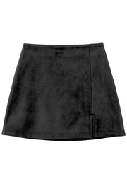 Falda short corto de gamuza, fit ajustado, cintura alta, abertura frontal en bajo y cierre lateral con cremallera oculta.