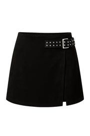 Falda short corto de gamuza, corte en a, cintura alta con pretina, abertura frontal en bajo y cierre lateral con cremallera oculta. Detalle de cinturón decorativo con hebilla en contraste.