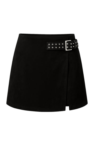 Falda short corto de gamuza, corte en a, cintura alta con pretina, abertura frontal en bajo y cierre lateral con cremallera oculta. Detalle de cinturón decorativo con hebilla en contraste.