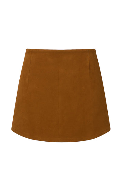 Falda short corto de gamuza, corte en a, cintura alta con pretina, abertura frontal en bajo y cierre lateral con cremallera oculta. Detalle de cinturón decorativo con hebilla en contraste.