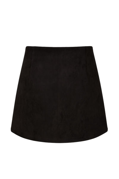 Falda short corto de gamuza, corte en a, cintura alta con pretina, abertura frontal en bajo y cierre lateral con cremallera oculta. Detalle de cinturón decorativo con hebilla en contraste.