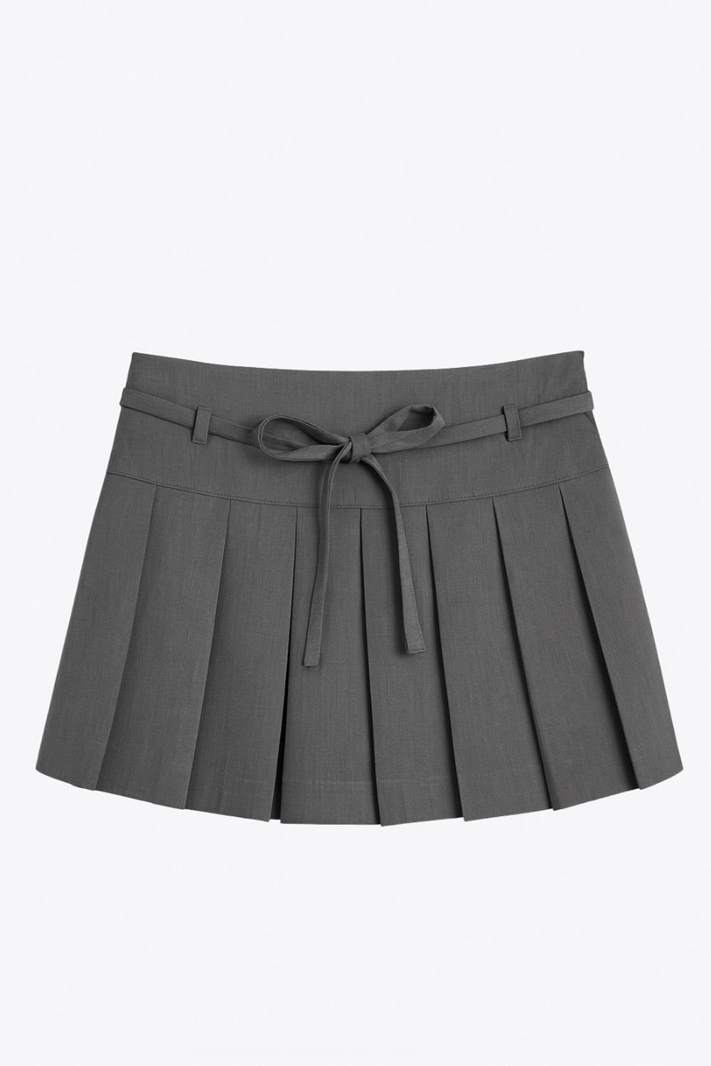 Falda short corto tableado, de corte en a, cintura alta con pretina, trabillas y lazo amarrable del tejido. Detalle de tableado en bajo y cierre lateral con cremallera oculta.