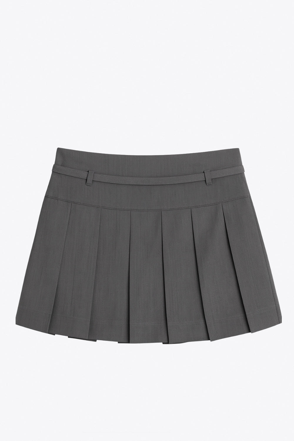 Falda short corto tableado, de corte en a, cintura alta con pretina, trabillas y lazo amarrable del tejido. Detalle de tableado en bajo y cierre lateral con cremallera oculta.