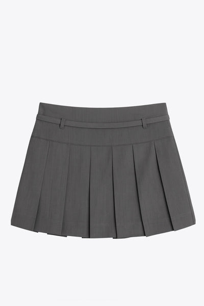 Falda short corto tableado, de corte en a, cintura alta con pretina, trabillas y lazo amarrable del tejido. Detalle de tableado en bajo y cierre lateral con cremallera oculta.