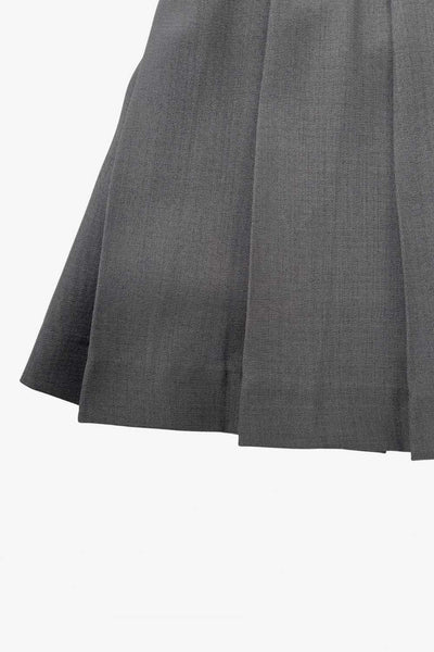 Falda short corto tableado, de corte en a, cintura alta con pretina, trabillas y lazo amarrable del tejido. Detalle de tableado en bajo y cierre lateral con cremallera oculta.