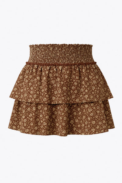 Falda short corto de estampado floral, cintura alta con pretina fruncida, rib rizado en borde, corte en a y capas de olanes en bajo.