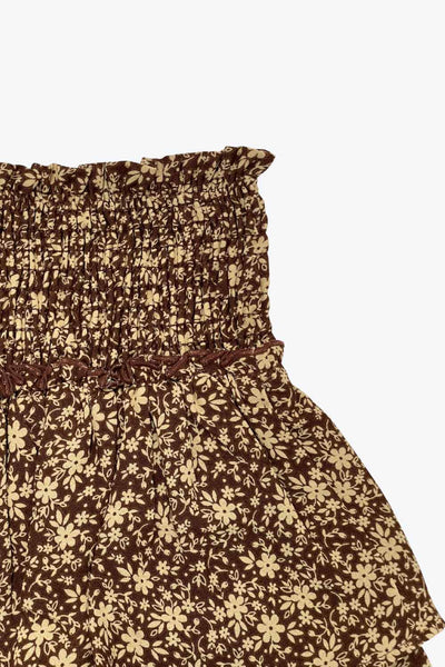 Falda short corto de estampado floral, cintura alta con pretina fruncida, rib rizado en borde, corte en a y capas de olanes en bajo.