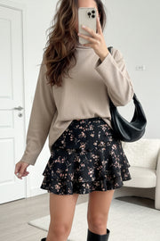 Falda short corto de estampado floral, cintura alta, corte en a, plisados en cadera, capas de olanes en bajo y cierre lateral con cremallera oculta.