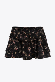 Falda short corto de estampado floral, cintura alta, corte en a, plisados en cadera, capas de olanes en bajo y cierre lateral con cremallera oculta.
