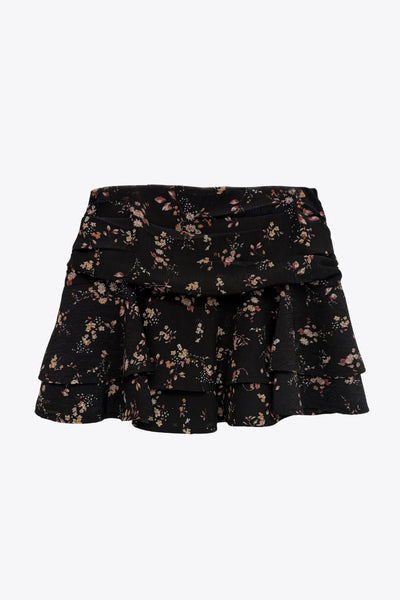 Falda short corto de estampado floral, cintura alta, corte en a, plisados en cadera, capas de olanes en bajo y cierre lateral con cremallera oculta.