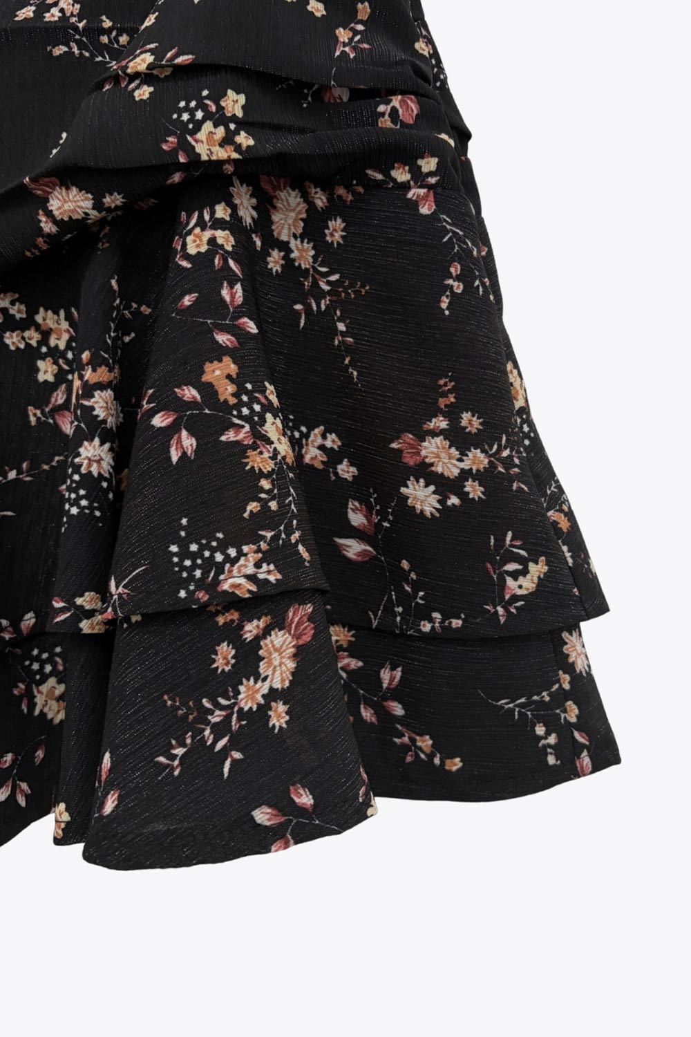 Falda short corto de estampado floral, cintura alta, corte en a, plisados en cadera, capas de olanes en bajo y cierre lateral con cremallera oculta.