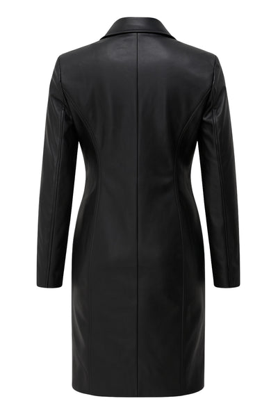 Abrigo largo de efecto piel, fit recto, con hombreras y solapa, bolsillos delanteros con cartera y manga larga. Cierre frontal con cruce de botones en contraste.