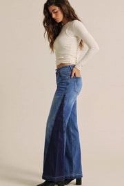 Pantalón de denim, fit wide leg, tiro medio, pretina con trabillas, bolsillos delanteros y traseros de parche. Cierre frontal con botón y cremallera oculta. Detalle decorativo lateral en contraste y rotos en bajo.