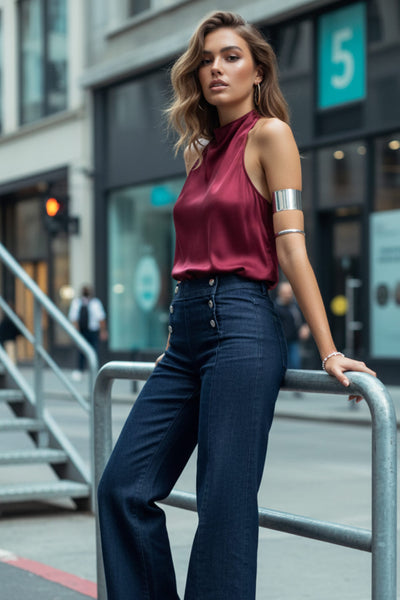 Pantalón de denim, fit wide leg, tiro alto, cintura alta con pretina y trabillas, bolsillos traseros de parche y cierre frontal con botones tipo marinero en contraste.