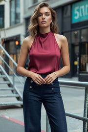 Pantalón de denim, fit wide leg, tiro alto, cintura alta con pretina y trabillas, bolsillos traseros de parche y cierre frontal con botones tipo marinero en contraste.