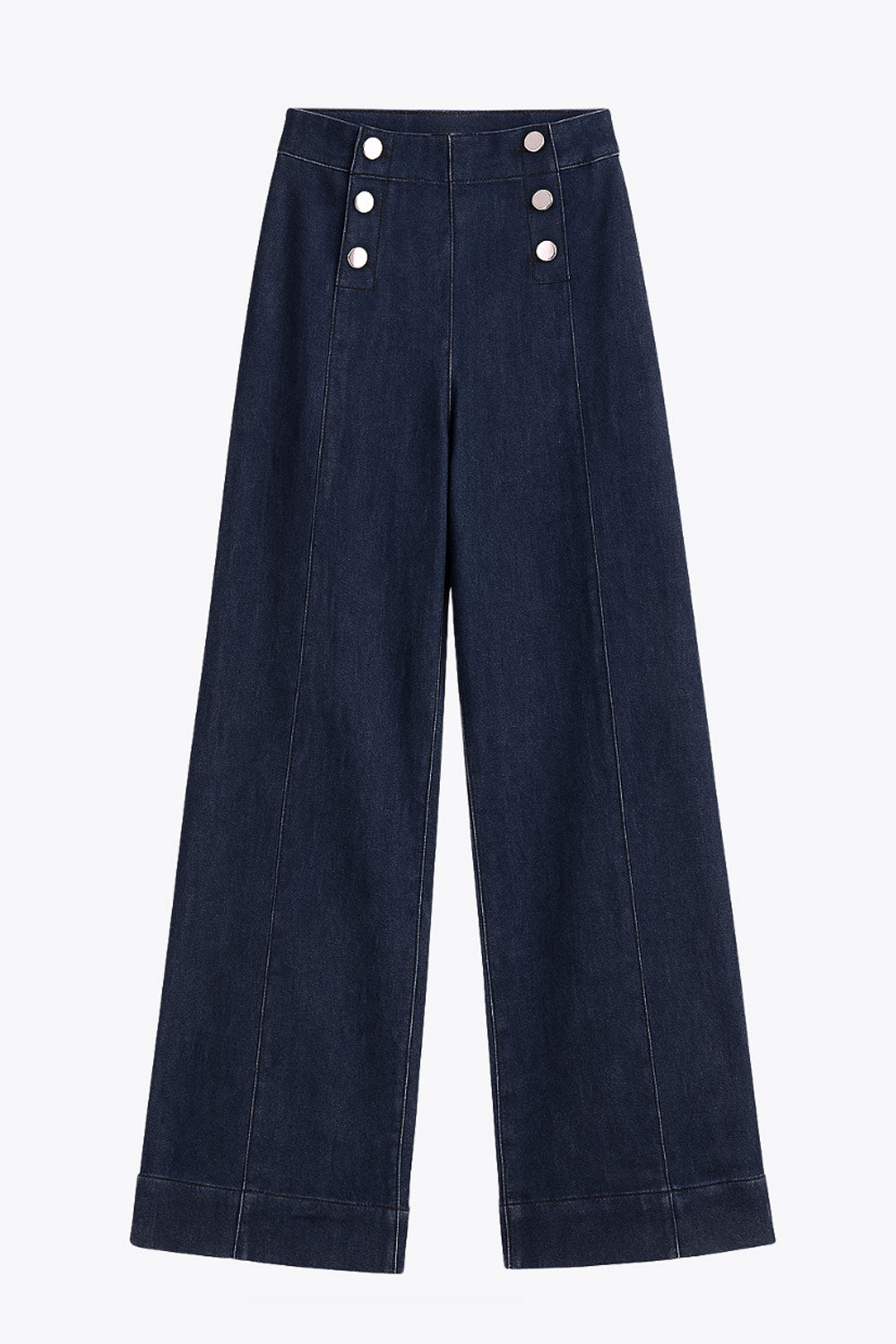 Pantalón de denim, fit wide leg, tiro alto, cintura alta con pretina y trabillas, bolsillos traseros de parche y cierre frontal con botones tipo marinero en contraste.