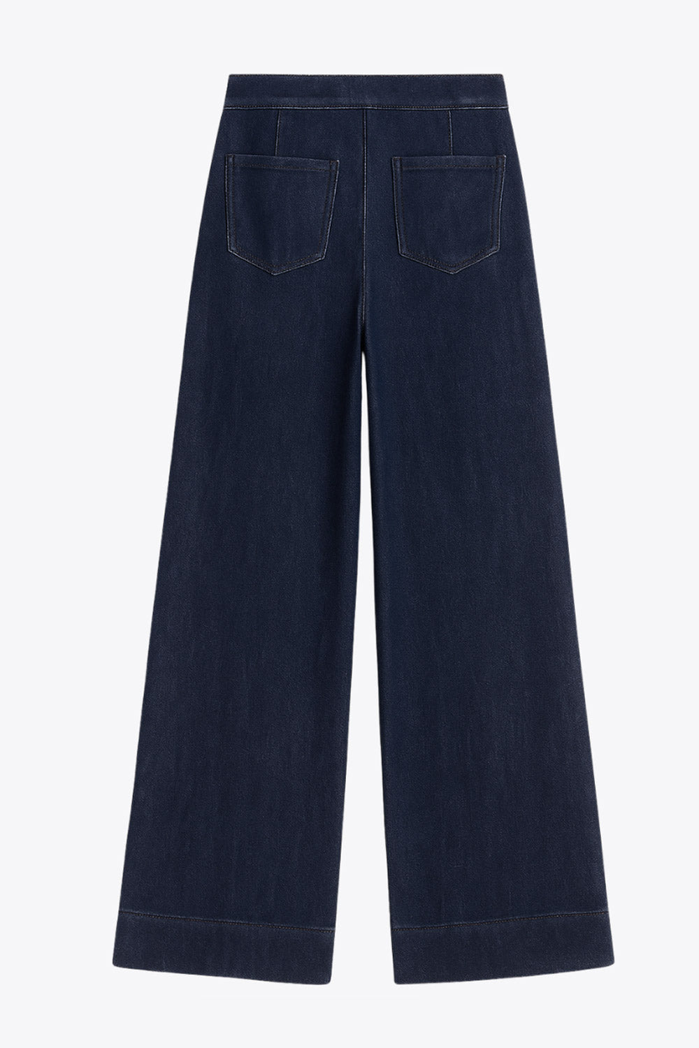 Pantalón de denim, fit wide leg, tiro alto, cintura alta con pretina y trabillas, bolsillos traseros de parche y cierre frontal con botones tipo marinero en contraste.