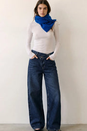 Pantalón de denim, fit wide leg, tiro alto, pretina criss cross con trabillas, bolsillos delanteros y traseros de parche. Cierre frontal con botón y cremallera oculta.