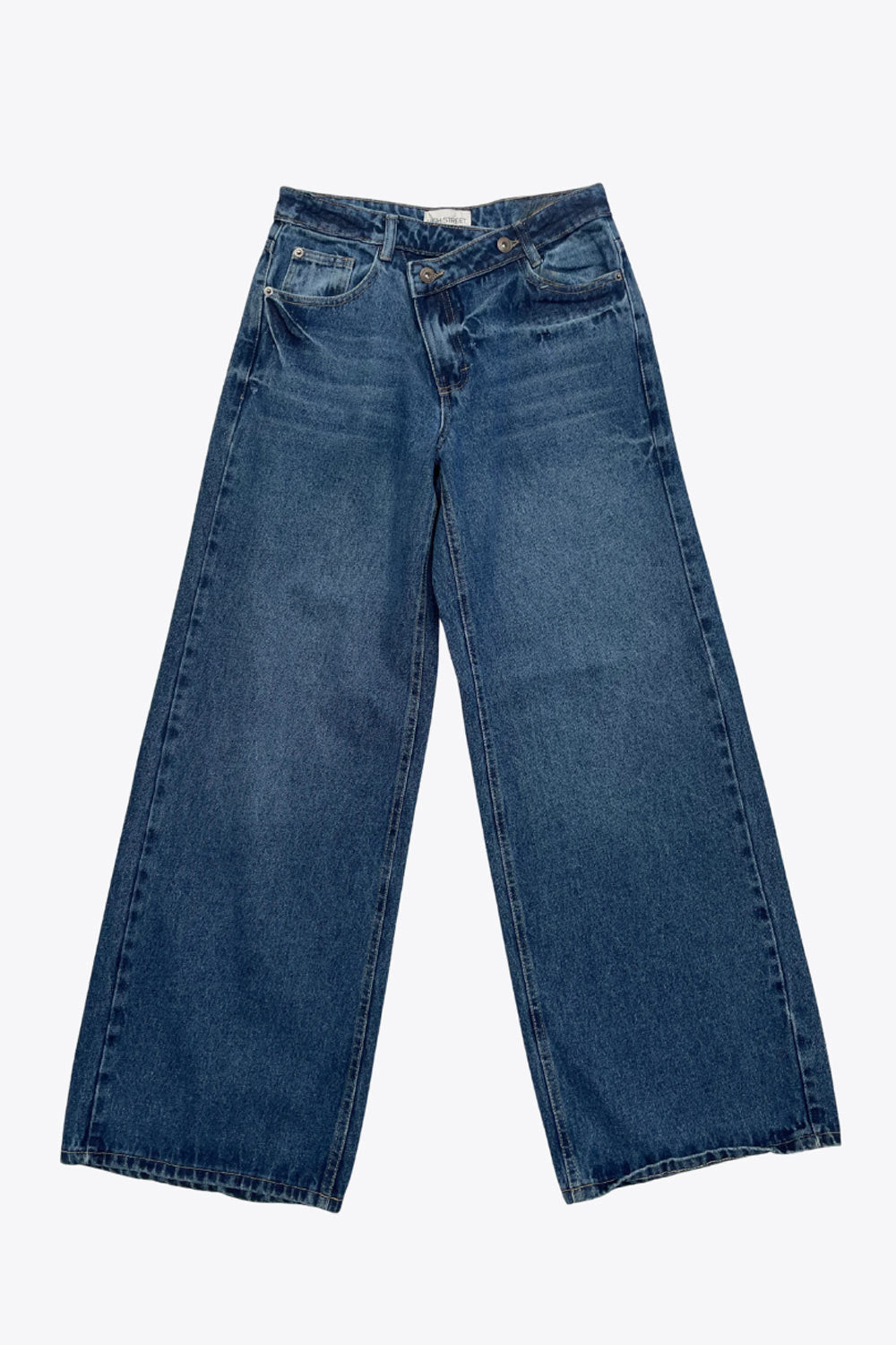 Pantalón de denim, fit wide leg, tiro alto, pretina criss cross con trabillas, bolsillos delanteros y traseros de parche. Cierre frontal con botón y cremallera oculta.