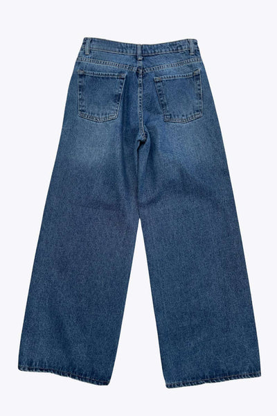 Pantalón de denim, fit wide leg, tiro alto, pretina criss cross con trabillas, bolsillos delanteros y traseros de parche. Cierre frontal con botón y cremallera oculta.