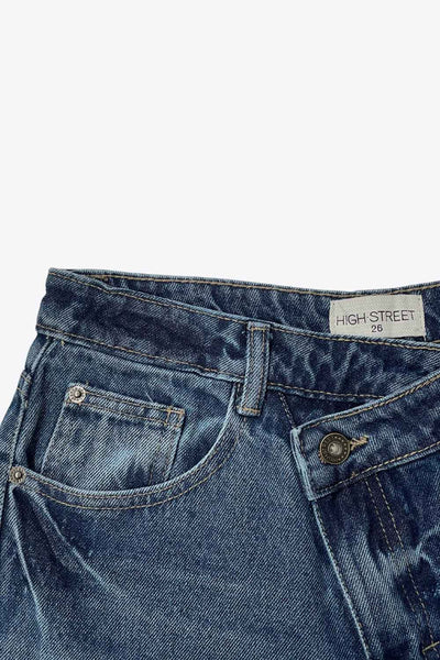 Pantalón de denim, fit wide leg, tiro alto, pretina criss cross con trabillas, bolsillos delanteros y traseros de parche. Cierre frontal con botón y cremallera oculta.