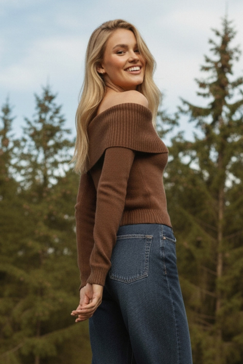 Jersey corto canalé de fit ajustado, hombros descubiertos con doblez en borde, manga larga y detalle de rib en bordes.