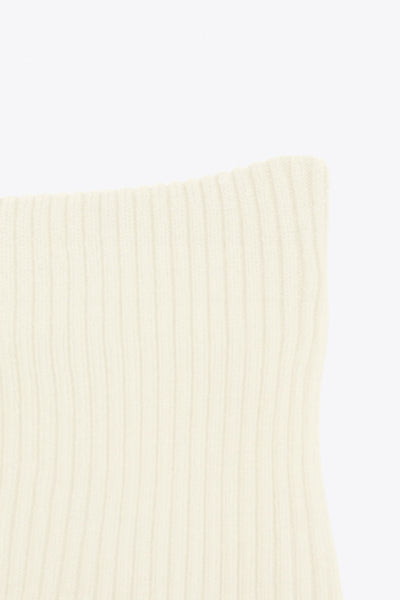 Jersey corto canalé de fit ajustado, hombros descubiertos con doblez en borde, manga larga y detalle de rib en bordes.