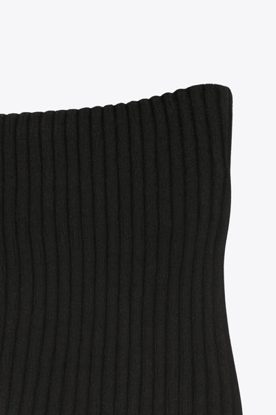 Jersey corto canalé de fit ajustado, hombros descubiertos con doblez en borde, manga larga y detalle de rib en bordes.