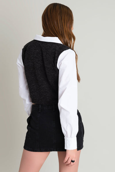 Jersey corto de fit recto, cuello v, manga larga con puño abotonado y cuello camisero en contraste. Detalle de rib en borde de cuello y bajo.