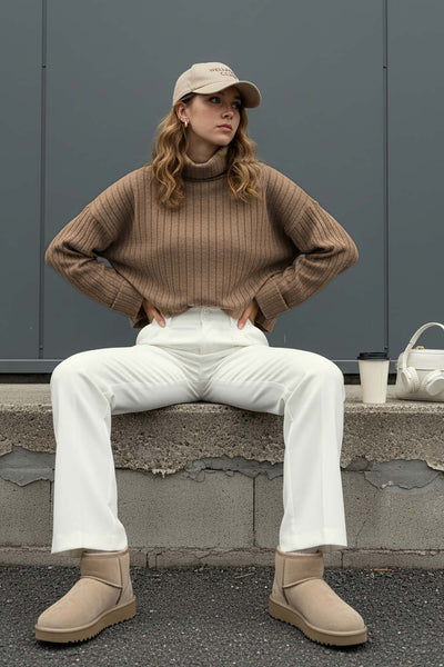 Jersey canalé de fit fluido, cuello alto con doblez, manga larga con hombro caído y doblez en puños.