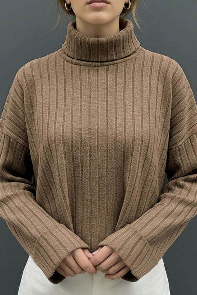 Jersey canalé de fit fluido, cuello alto con doblez, manga larga con hombro caído y doblez en puños.