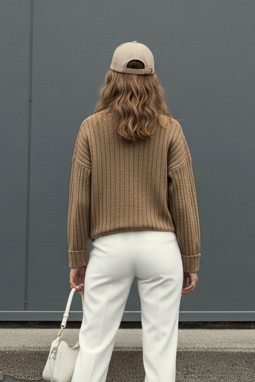 Jersey canalé de fit fluido, cuello alto con doblez, manga larga con hombro caído y doblez en puños.