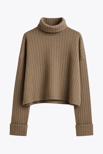 Jersey canalé de fit fluido, cuello alto con doblez, manga larga con hombro caído y doblez en puños.