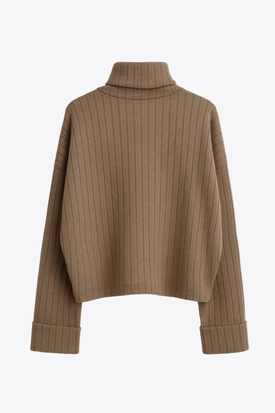 Jersey canalé de fit fluido, cuello alto con doblez, manga larga con hombro caído y doblez en puños.