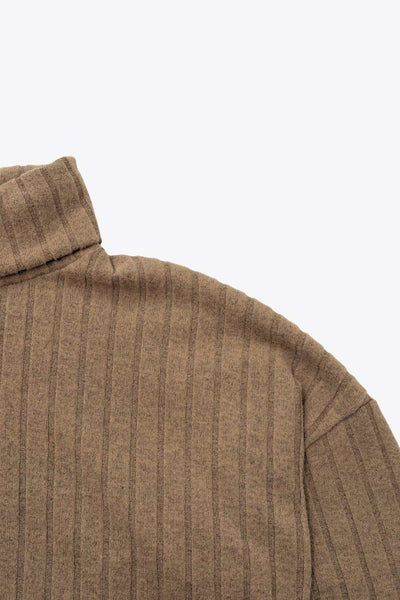 Jersey canalé de fit fluido, cuello alto con doblez, manga larga con hombro caído y doblez en puños.