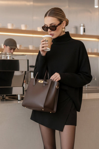 Jersey canalé de punto, fit oversized, cuello alto con doblez y manga larga.