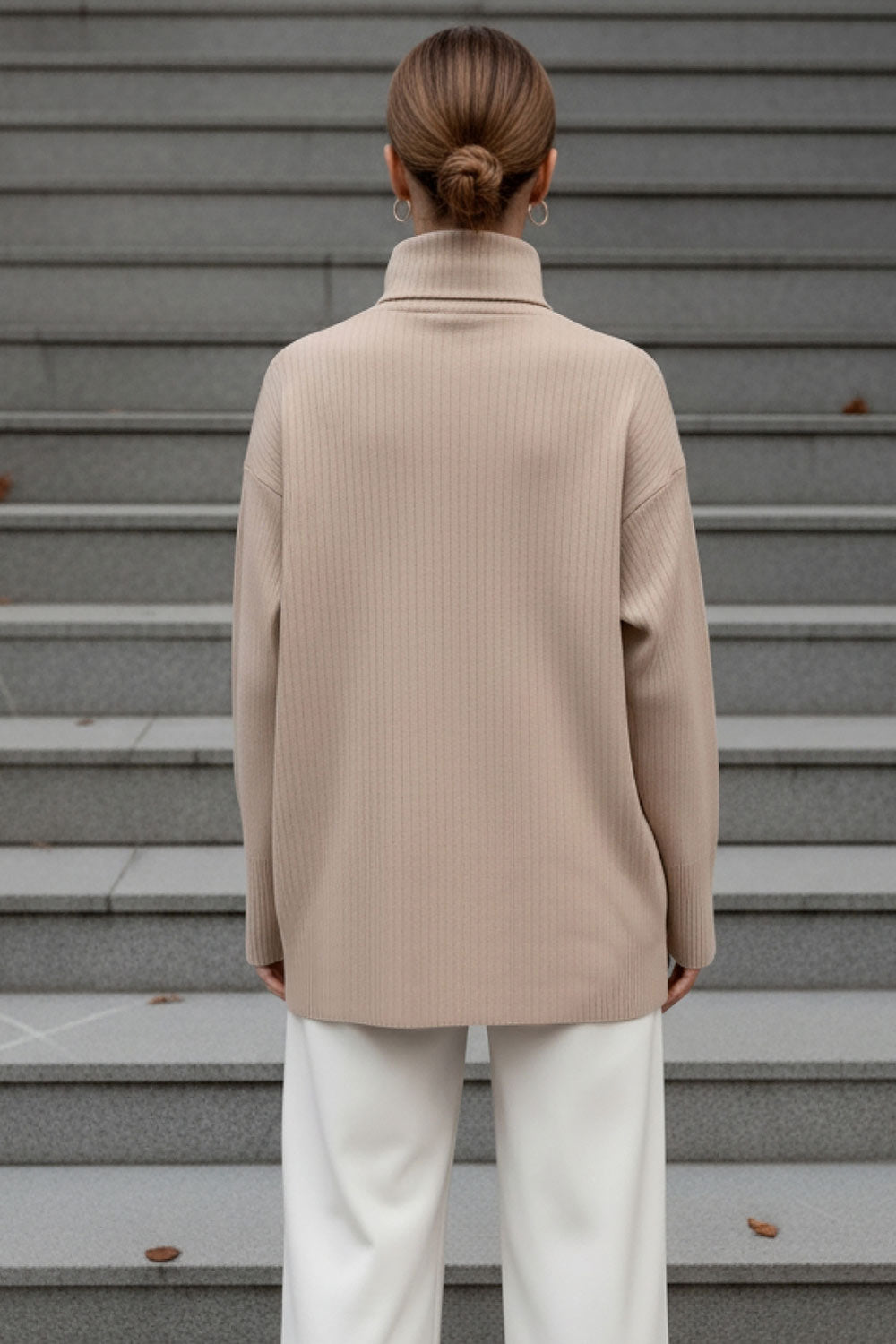 Jersey canalé de punto, fit oversized, cuello alto con doblez y manga larga.