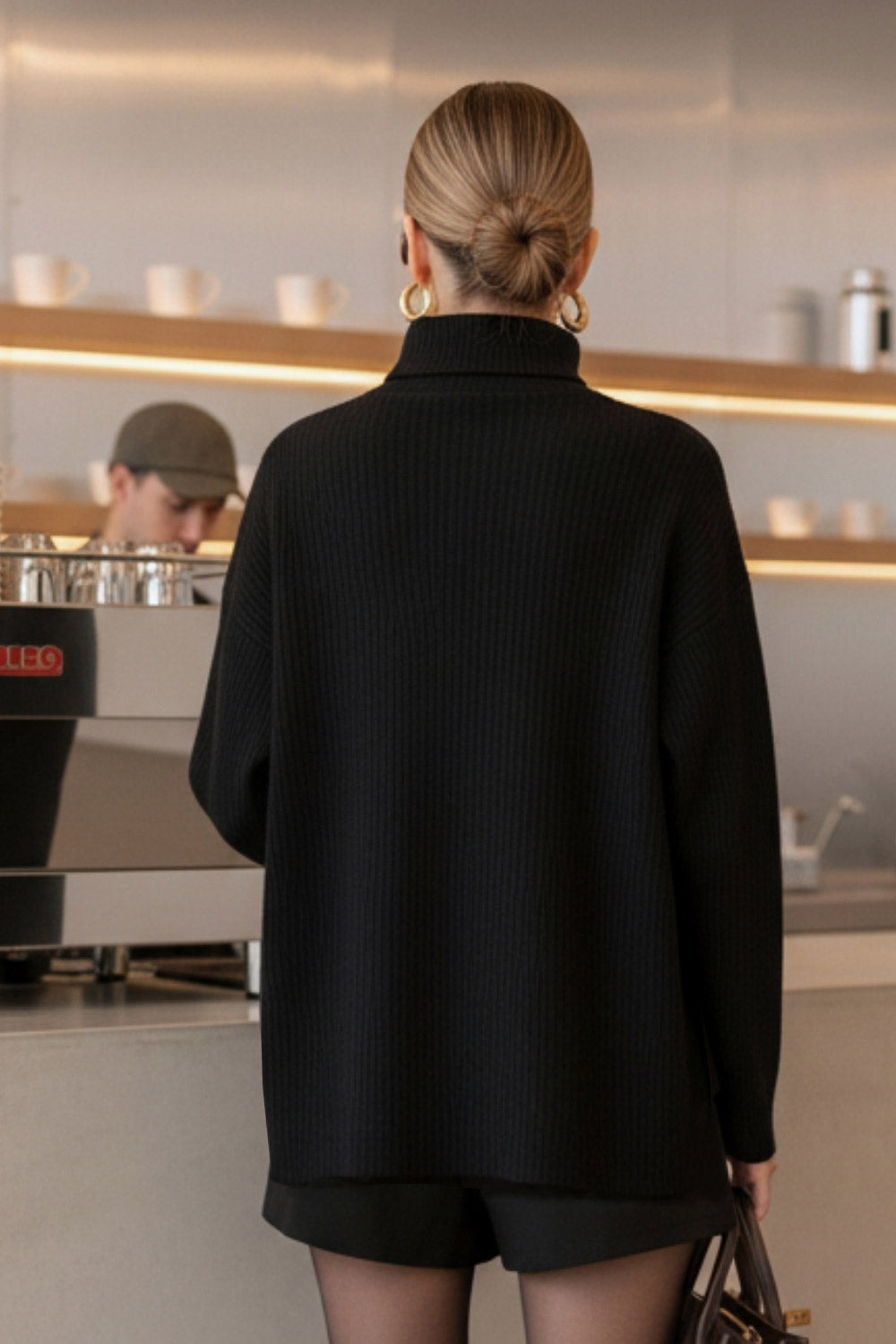 Jersey canalé de punto, fit oversized, cuello alto con doblez y manga larga.