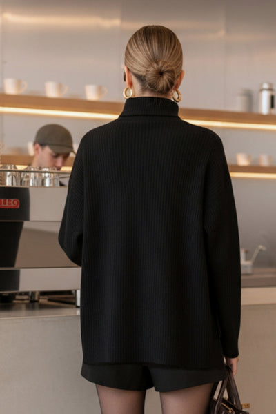 Jersey canalé de punto, fit oversized, cuello alto con doblez y manga larga.